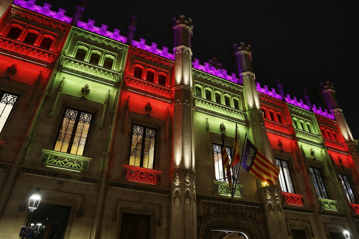 ConselldeMca's tweet photo. El Palau del Consell s’il.lumina amb els colors de la bandera de Mallorca per commemorar el Dia de les Illes Balears. 
Celebram la nostra història, la nostra cultura i l’orgull de ser qui som.
Feliç Diada a tothom! https://t.co/Y2ylTCIej7
