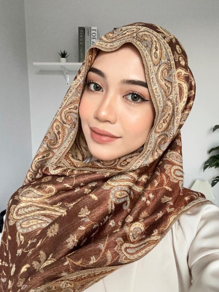 nhaee31's tweet photo. Lebaran kali ini, lagi trend bangett pashmina satu iniii!! YAPSS PASHMINA CASHMERE, disini aku bakal spill toko orenz yang jual pashmina cashmere yang flowy, lembutt, jatuhhhh tapi tetep affordable✨ https://t.co/AzuqWDCaq6