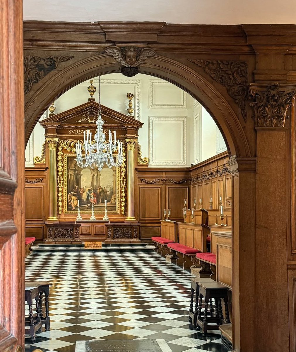 Day 60/365 of posting Classical Architecture until someone becomes inspired by this balanced, elegant, and timeless masterpiece.

(Emmanuel College, Cambridge)