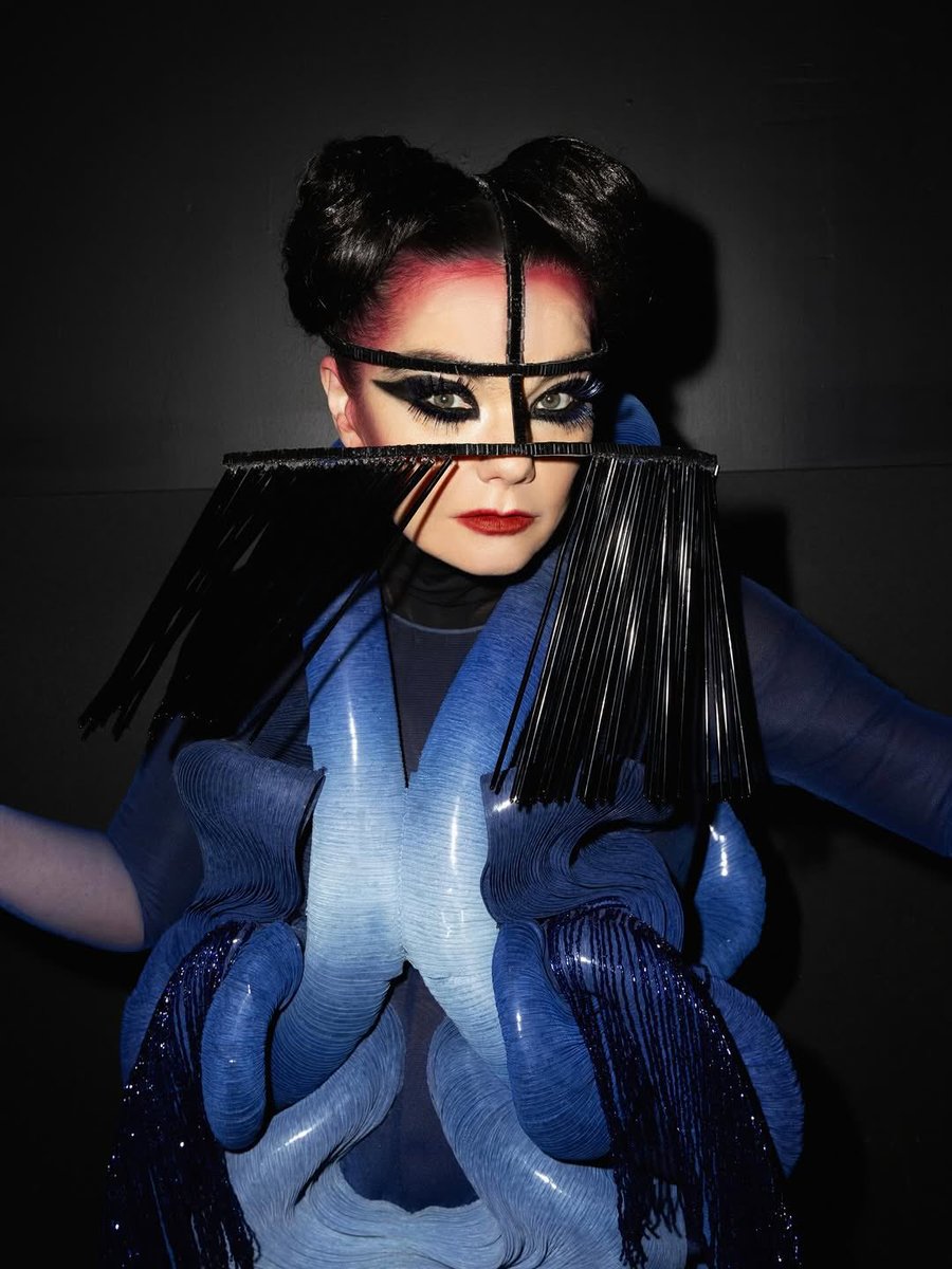 Esse penteado foi tão Medúlla da parte dela