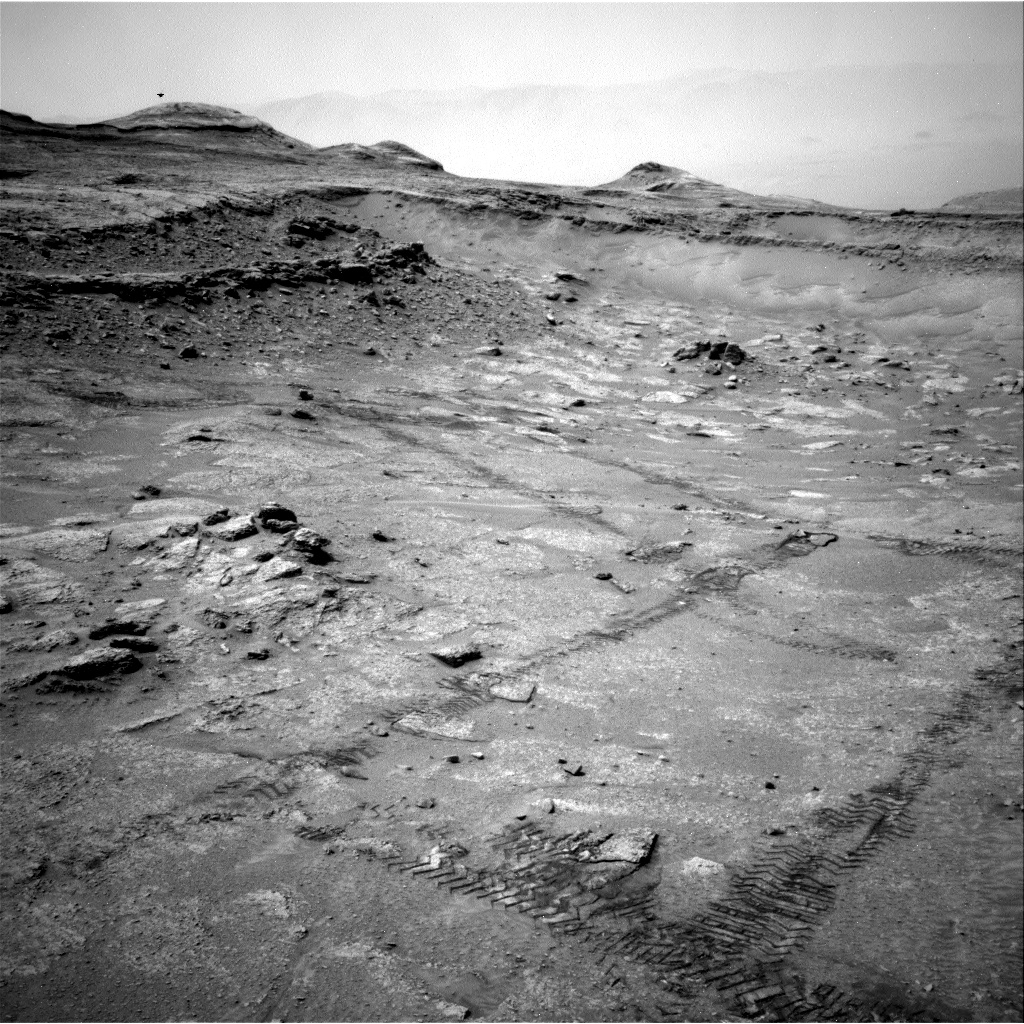 🔴Objetos en el cielo de #Marte

Imagen 22 feb 2026 Sol 4816 tomada por el rover Curiosity Rover #NASA  muestra un pequeño objeto oscuro sobre el horizonte del Gale Crater.
Curiosamente, una imagen del 14 jul 2014 Sol 688 muestra algo similar.
¿Ruido de cámara o algo más?👀