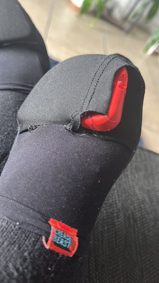 esteven's tweet photo. @CreaseBeast  worn  a few times. Stitching  rips on socks.  I really wanted these to work from the advertisements but the quality is not so great. And the foam chips off. My shoes aren’t tight and I wear my actual size #creasebeast #hypebeast #nike #jordan #sneakerhead https://t.co/kQDN5nIsVx