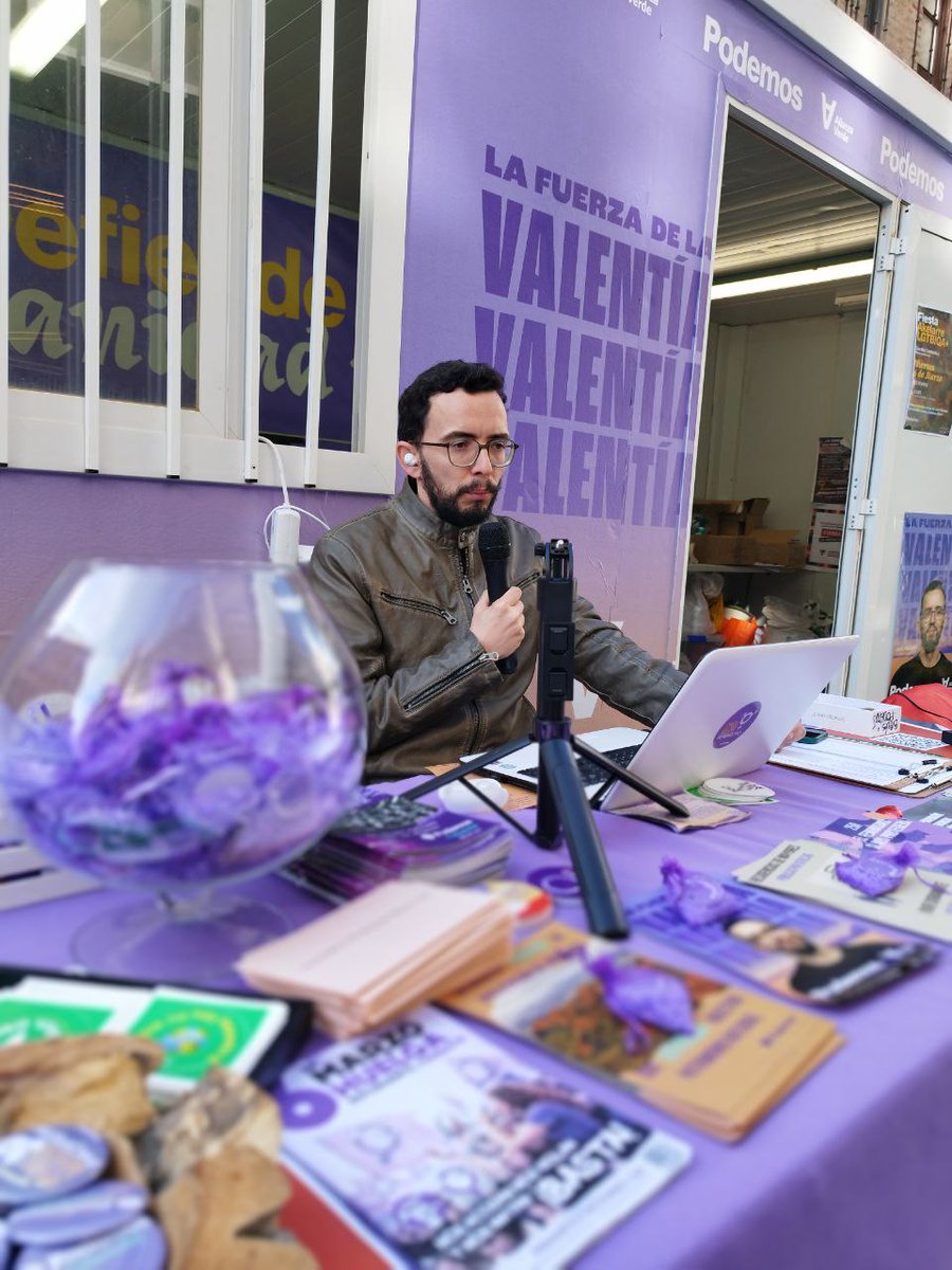 No tenemos financiación bancaria. No somos del agrado del poder mediático. Por eso hay que ser más audaces. Hoy hicimos un interesante formato en directo para esta red social desde nuestra caseta en Valladolid. Al mismo tiempo la gente nos escuchaba en la calle. Seguimos. 💜