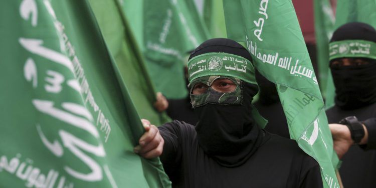 TomVaq20's tweet photo. @emunah23_ @Barras_LATAM @clauavruj La bandera de Hamás es verde con esas letras en color blanco. No es la misma que la de Palestina, simplificarlo como iguales solo sirve al sionismo, que esta en contra de la creación de un Estado palestino y por lo tanto del pueblo palestino. https://t.co/cyNNMnhSBE