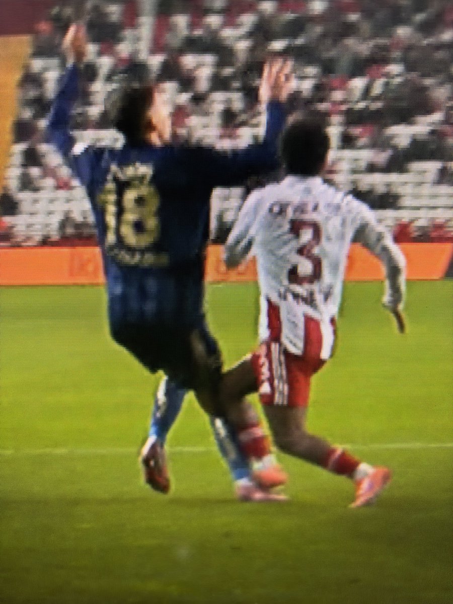 Bahattin Duran: “Bu pozisyon penaltı. VAR burada hakemi yönlendirmeliydi. Hakeme gösterecekleri kanıt da var. VAR bunu orta hakeme izletmeliydi.”