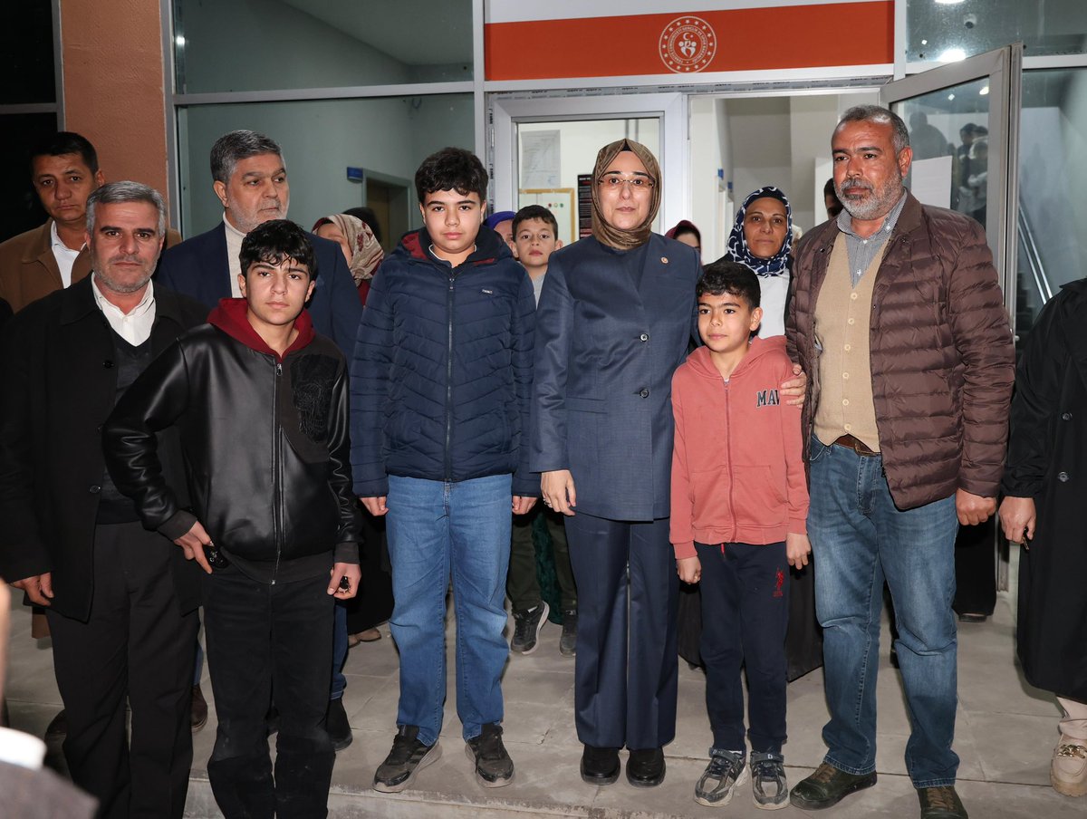 📍Viranşehir

Hayrat Vakfı’nın Millî Eğitim Bakanlığı ve Uluslararası Eğitimciler Derneği iş birliğiyle düzenlediği ‘Aydınlık Yarınlara Kitap Okuma Yarışması’nın ödül törende katılımcılarla bir araya geldik. Ramazan’da aynı rahmet iklimini birlikte teneffüs ettik.
 
Kitap okuma