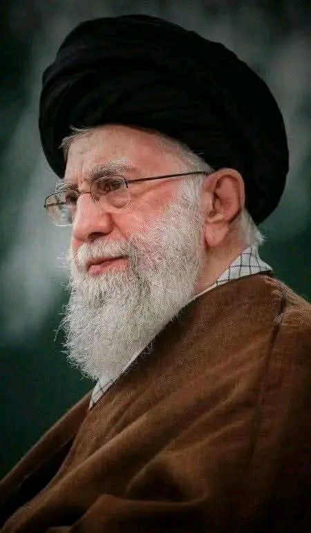 abul_ashraf22's tweet photo. Ayatollah Ali Khamenei says:

I am old; my body has no value anymore.
In this war, I am only watching from a chair.
If Israel thinks that by killing me they will be victorious, that is their mistake.
This war is being led by the youth of Iran, and they will remain undefeated 💪🏾. https://t.co/YB3FPug8BR