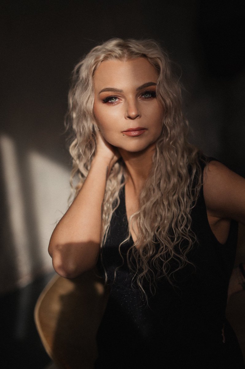 When <a href="/AnnaFil_Ukraine/">Anna Filippova</a> and <a href="/RimaFellaria/">Rima 🇺🇦 The Red Queen of Donbas</a> gifted me a photoshoot for my birthday… here’s one of the results. ✨