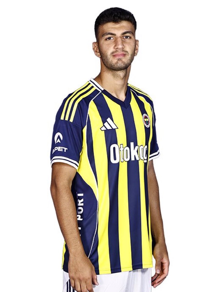 37 yaşındayım çok fazla kalas futbolcu gördüm Servet, Edu, Samet, Zanka, Lemos, Bekir vs. Say say bitmez ama bunun gibi avelini ilk kez görüyorum. 
İnsan bir kendini bilir bu kendini her ne sanıyorsa surekli hatalı hamlelerle bize puan kaybettiriyor. Yollayın şunu Paf takıma