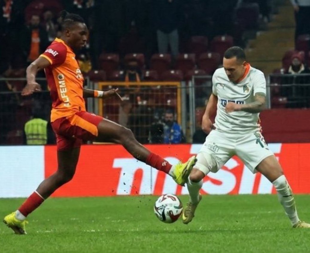 Bakın aylar içinde değil, 24 saat arayla 

Hakem faktörü değil VAR'dan verilmeyen 2 pozisyon. 

VAR'ın uyarmadığı penaltımız, VAR'ın uyarmadığı kırmızı kartları. 

VAR yokken daha az dogranıyorduk. Hakem denk getirirse doğruyordu. Düşünün biz yapsak VAR penaltı verdirecek 😀