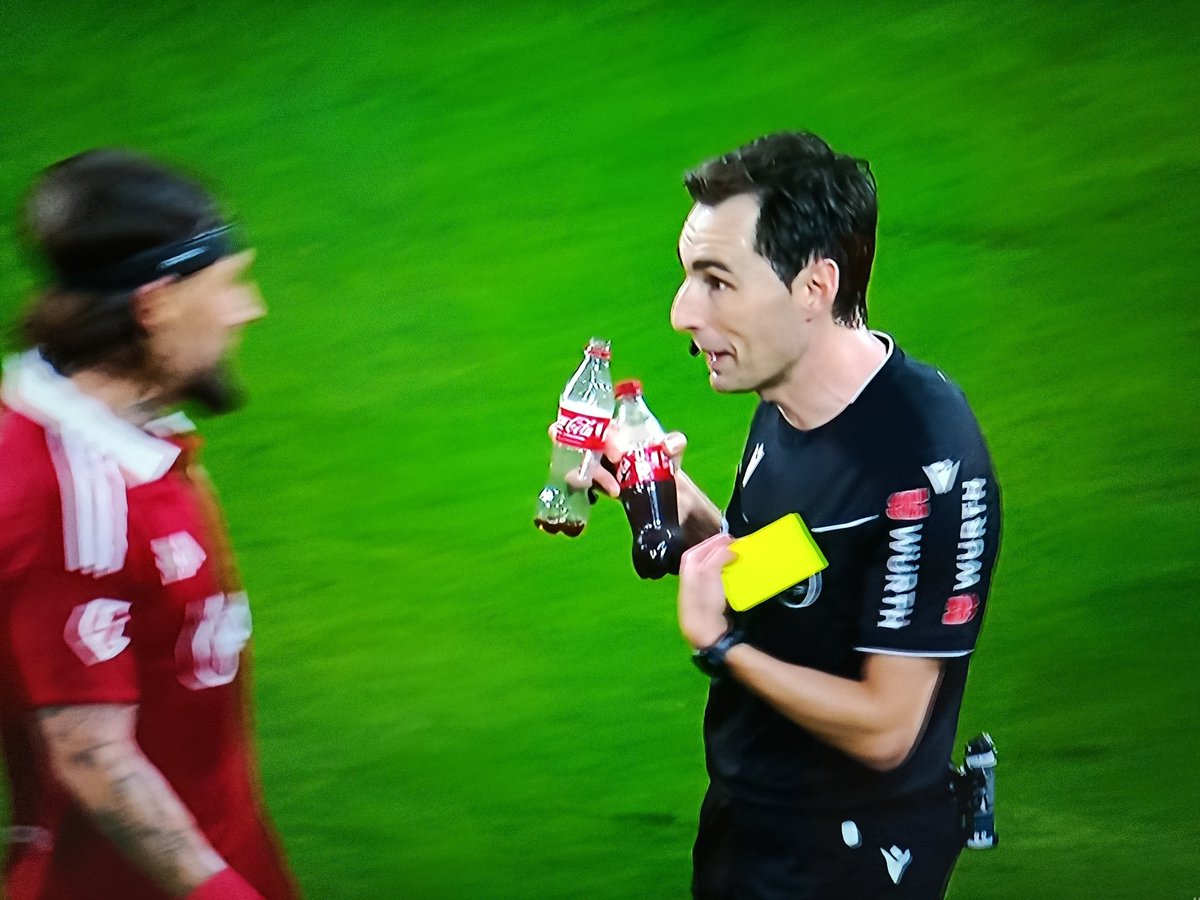 <a href="/DAZNFutbol/">DAZN Fútbol</a> Que curioso , con la de tweets que dió las botellas en el pizjuan y hoy los medios no dicen ni pío. Hoy no había riesgo para los jugadores.¿Por qué ?  Los jugadores son los mismos pero con camisetas distintas..... Los periodistas son los mismos pero con criterios distintos....