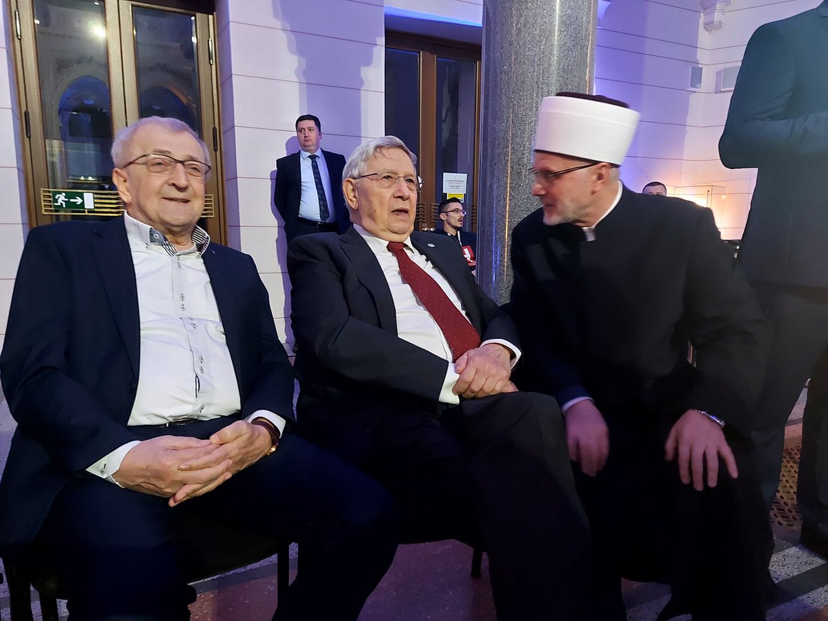 Faruk_Saaa's tweet photo. I ovo je #BiH🇧🇦: Mons. Franjo Topć, amademik Miloš Trifković i prof. dr. Enes ef. Ljevavaković, zamjenik reisu-l-uleme #IZBiH u Vijećnici
Sretan Dan nezavisnosti #BiH🇧🇦!
@RijasetBiH #PaneuropskaUnija #ANUBiH https://t.co/pa7RCcyqqv