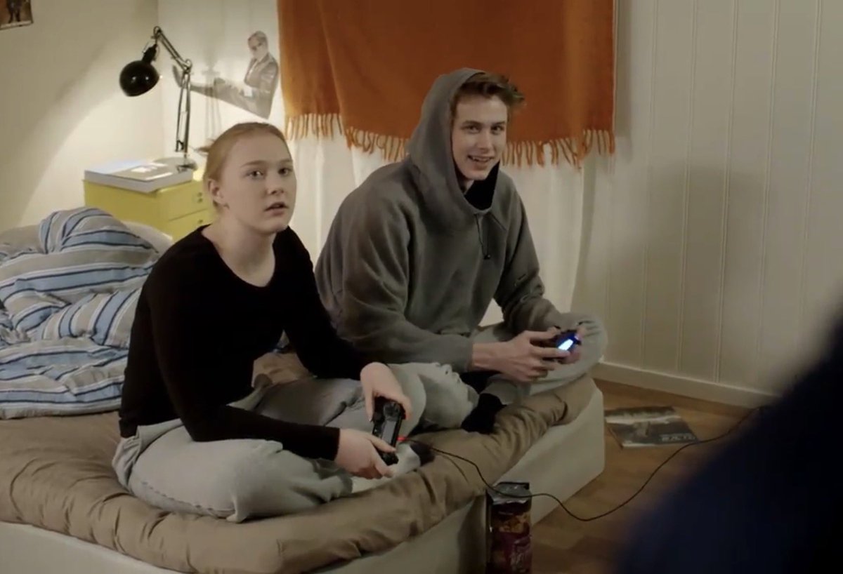 pulppink's tweet image. and when sram’s equivalent of this scene is ivan and ana dević looking through lovro’s baby pictures together… #sramhr