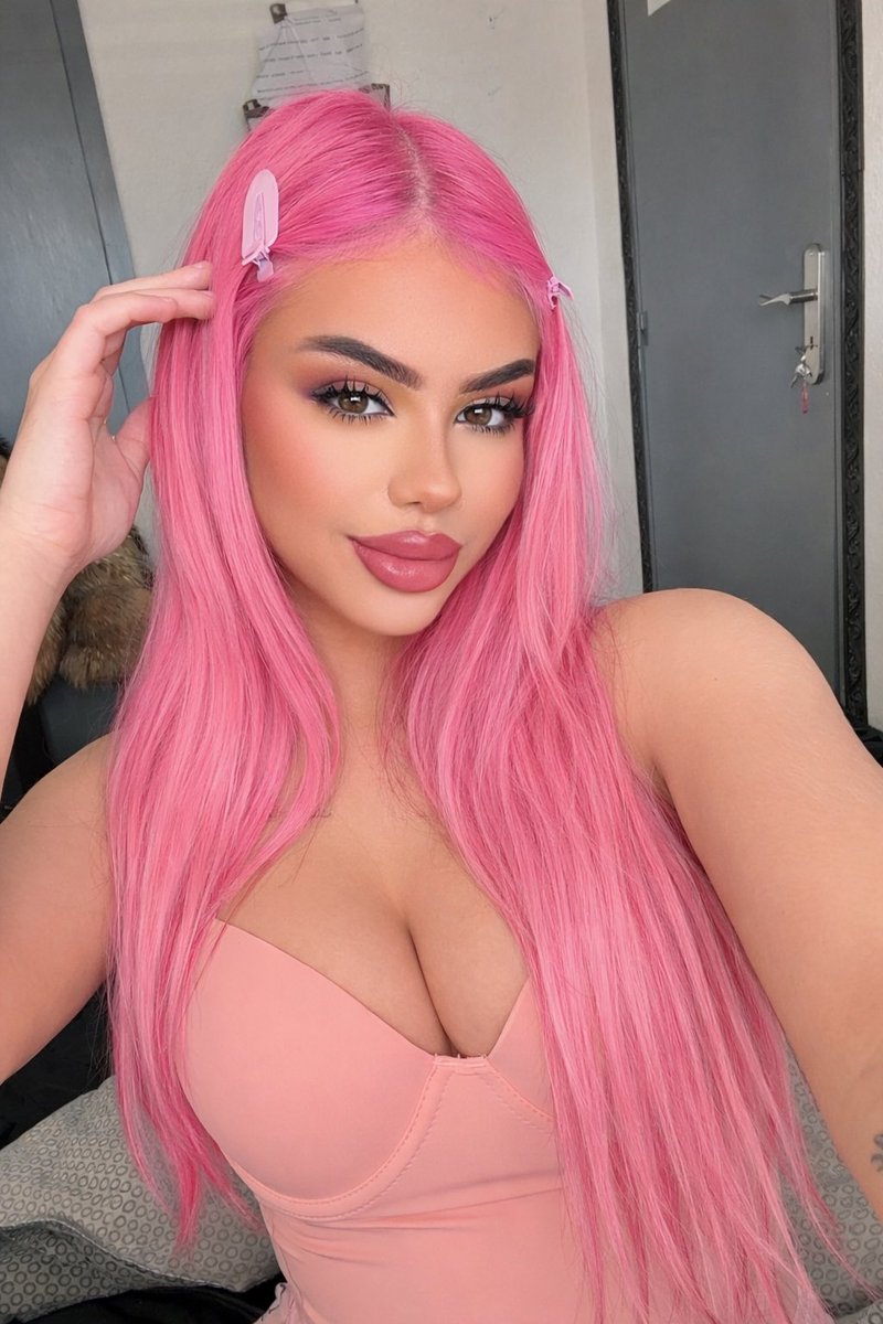 sofia_pvriss's tweet photo. J’ai essayé avec l’ia d’avoir les cheveux roses, j’aime trop du coup j’ai commander un pp rose 😋 https://t.co/oruDBe1hma