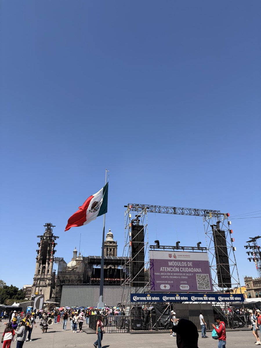 PakoPina's tweet photo. Ya estamos aquí  que emoción 🇲🇽 #Shakira #ShakiraEnElZócalo #CDMX https://t.co/281OEZNXje
