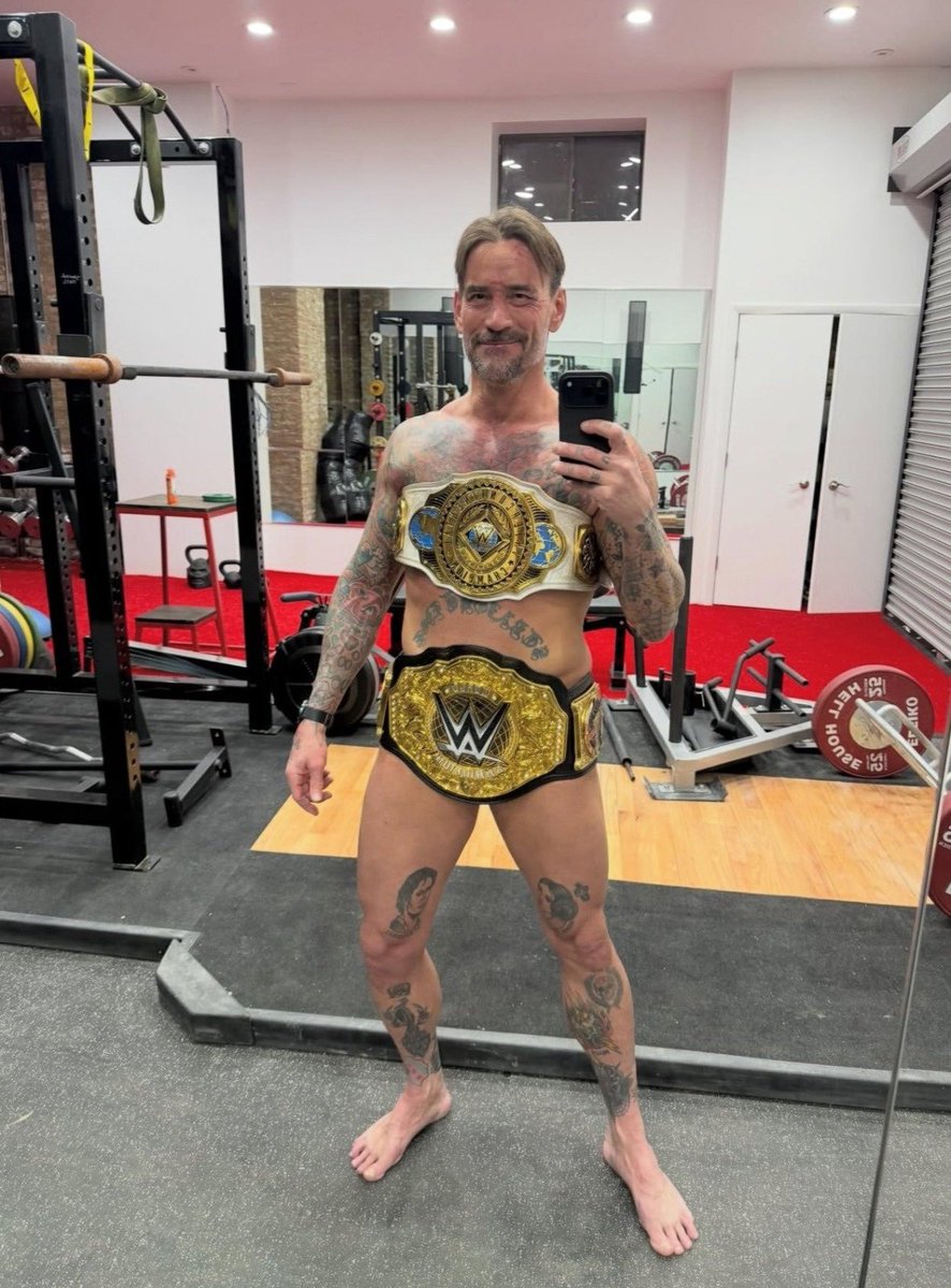 Yo: *llevo a una chica a mi casa*

Mi padre en el salón: