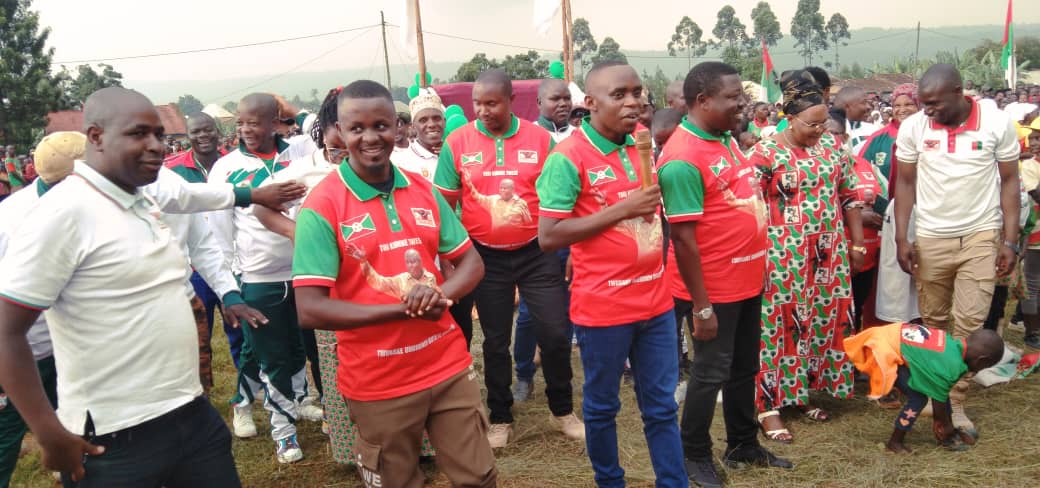 CnddFddButanyer's tweet photo. #Cndd_Fdd_Ngozi:kuri uyu wâImana igenekerezo rya 01/3/2026,abagumyabanga ba zone #Mubuga,bagorobeje bigina intsinzi y'umugambwe mwiza #CnddFdd,kandi Bakaba bamaze gutera amavoka ibihumbi 217216 kandi abagumyabanga bakaba bari ku kivi nkuko bishikirizwa n'umunyamabanga wiyo zone https://t.co/DI74Hxrpek