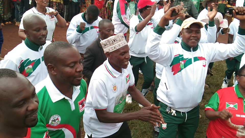 CnddFddButanyer's tweet photo. #Cndd_Fdd_Ngozi:kuri uyu wâImana igenekerezo rya 01/3/2026,abagumyabanga ba zone #Mubuga,bagorobeje bigina intsinzi y'umugambwe mwiza #CnddFdd,kandi Bakaba bamaze gutera amavoka ibihumbi 217216 kandi abagumyabanga bakaba bari ku kivi nkuko bishikirizwa n'umunyamabanga wiyo zone https://t.co/DI74Hxrpek