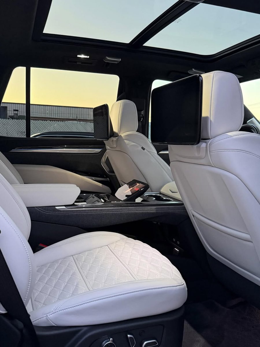 nocarcontext's tweet photo. Cadillac Escalade V 🤍🤍 https://t.co/2BUVJbUxQ5