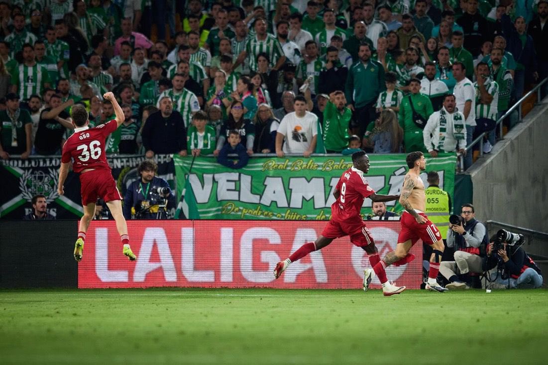 No es noche de celebrar nada pero si de presumir…presumir de tener la fortuna de ser sevillista. La suerte de ser distinto.
Entre un te quiero y te quiero… ahora y siempre <a href="/SevillaFC/">Sevilla Fútbol Club</a>