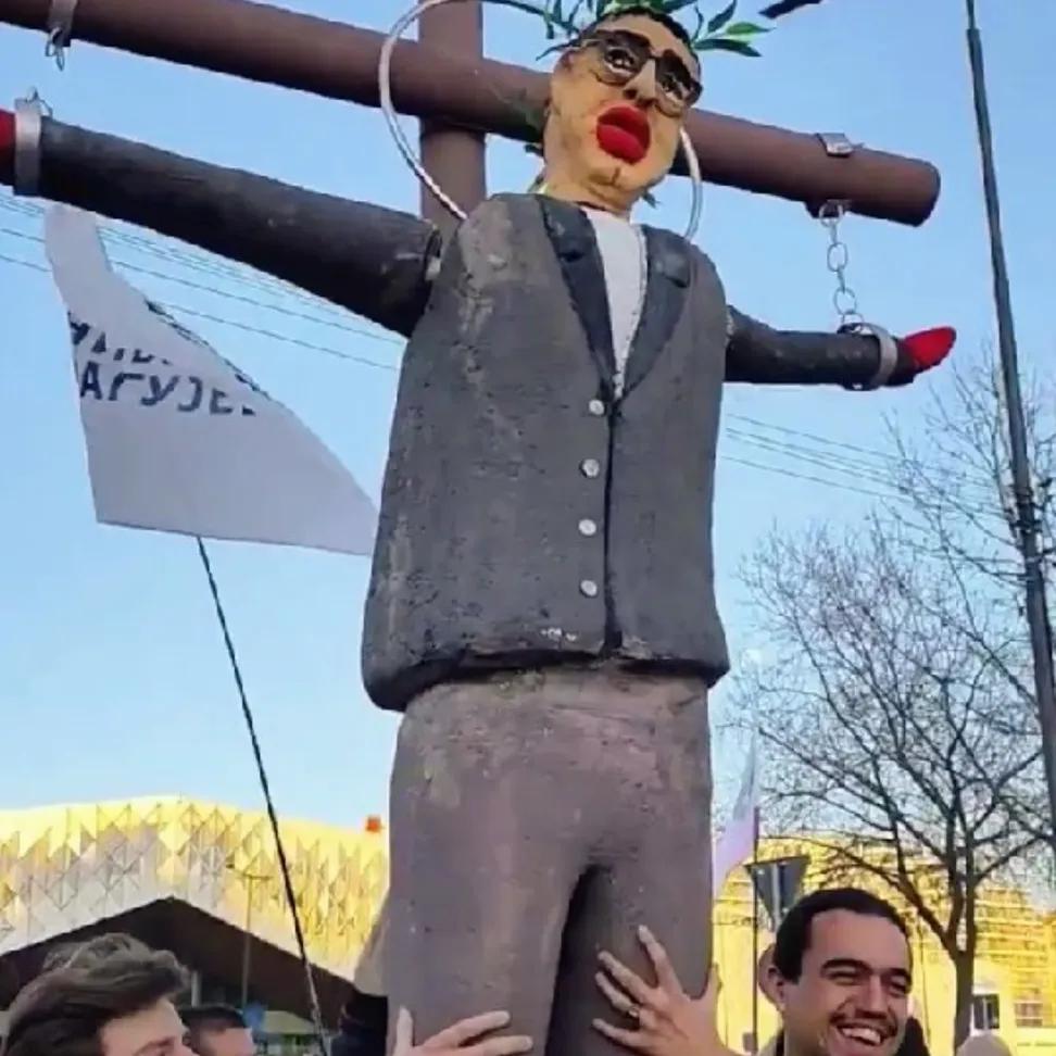 AnaTod1101's tweet photo. Ovo nije samo govor mržnje, ovo je mnogo više, u vreme posta u pravoslavlju, Srbi moji. Na šta ste spali. Nema dalje. Ovo je mnogo više od zla, satana, nema dalje. 
Za ovakav postupak, svi učesnici moraju biti najstrožije kažnjeni.
#blokaderi #Srbija #zlo #haos #fyp https://t.co/9hsVj74tLq