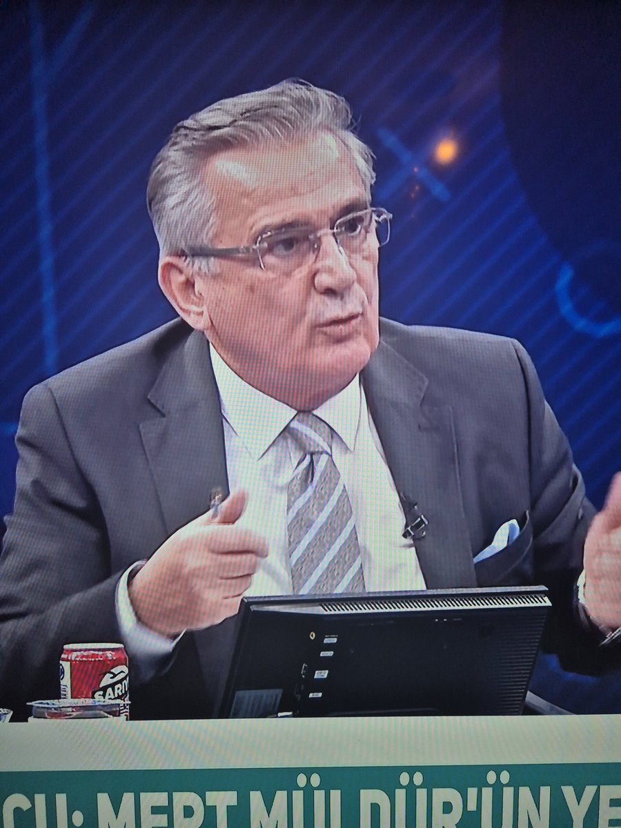 Hahahaha!

Mustafa Çulcu Fenerbahçe'si için penaltı uydurdu ve bu adam bu ülkede MHK Başkanlığı yaptı!

Bir zamanlar bu ligde 170'e yakın maç yönetmiş.

Reha Kapsal'da zerre utanmadan "2 haftada 2 penaltısı verimedi!." diyor.

Ya sizlerde hiç mi utanma yok!

ANT&amp;FB