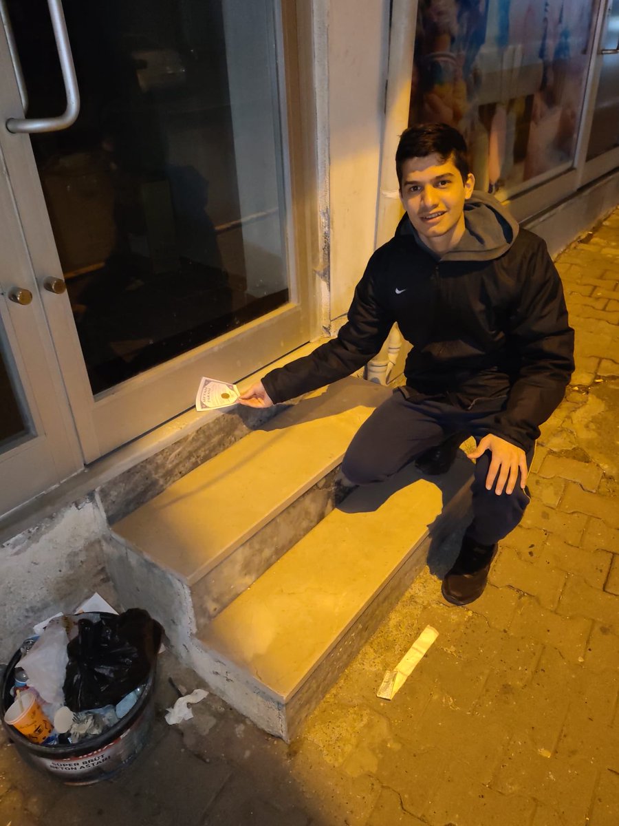 TÜGVA Sultanbeyli Çalışan Gençlik Koordinatörlüğü olarak “Siftah Parası” faaliyeti kapsamında gece saatlerinde esnaflarımızı ziyaret ettik. 🌙🤝
Kapalı dükkanlarının altına siftah paralarını bırakarak hayırlı ve bereketli kazançlar diledik.