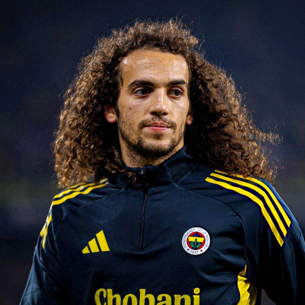 GundemFBX's tweet photo. ⚽ GUENDOUZİ: 9 MAÇTA 9 KEZ 90 DAKİKA, HER MEVKİDE

Stoper, 6 numara, 8 numara, sol ön — nereye koysan oynuyor. %91.2 pas isabeti, %63.3 ikili mücadele kazanma, 7.4 ortalama puanla sessiz kahramanımız.

Sercan Hamzaoğlu'nun dediği gibi: "Formanın ağırlığını bilenlerden." Alper Öcal de altını çizdi: tüm üretkenlik onun bağlantıları ve servisleriyle geldi. Rıdvan Dilmen'in sözü ise net: "Fenerbahçe Guendouzi'ye dua edecek."

Asensio'nun parlaklığı gözleri kamaştırırken, bu adamın takım için yaptığı fedakarlığı es geçmeyelim.