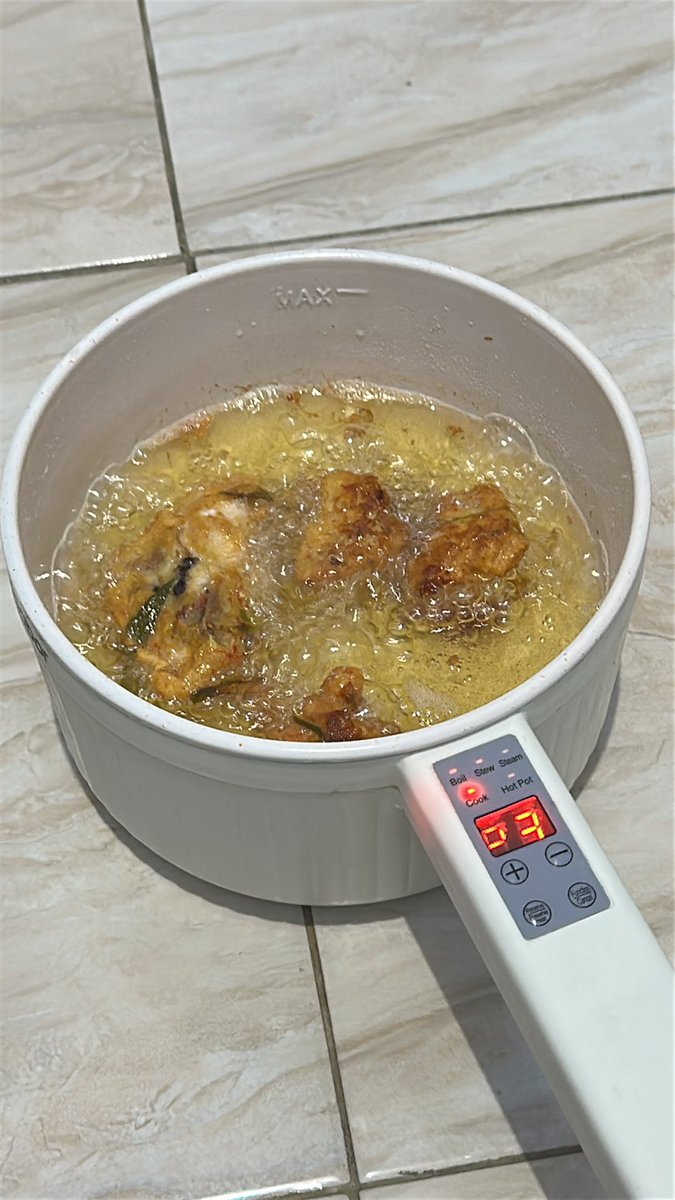firadif's tweet photo. bisabisanya lagi masak buat sahur, gasnya habis🥹🙏🏻
untung aja masih ada panci listrik😩 https://t.co/thF3xHzxnT
