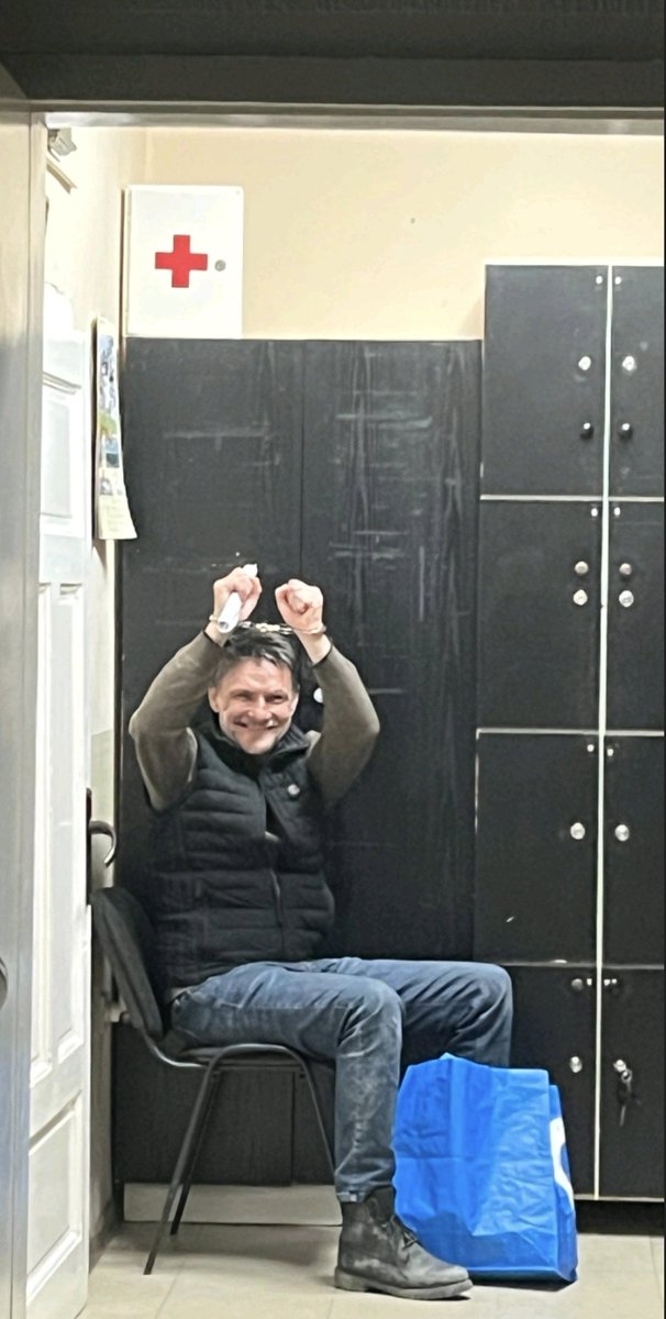BoraKonj's tweet photo. Ove lisice na radničkim rukama poljoprivrednika su orden za heroja. 
Tako će se tretirati kada potrpamo mafiju u zatvore. https://t.co/irph8S9jKQ