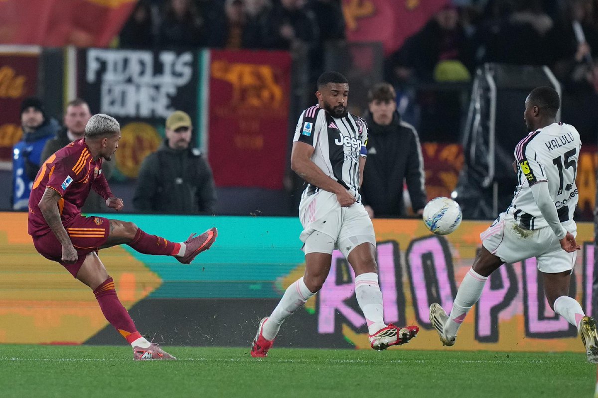 RaiNews's tweet photo. #SerieA, #RomaJuve 1-0 dopo 45': sfida per i posti in Europa
#TorinoLazio 2-0, #SassuoloAtalanta 2-1, #CremoneseMilan 0-2
#InterGenoa 2-0: nerazzurri a +10
Ieri #ParmaCagliari 1-1. Le cronache testuali su https://t.co/1d0bpPopiC https://t.co/OhndVSJDDg https://t.co/vjILc53VO6