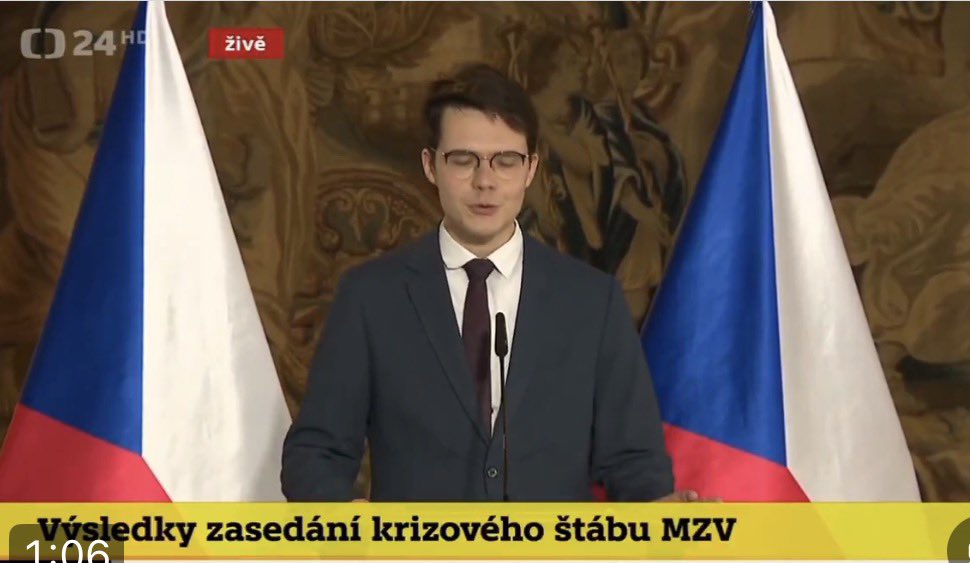 _JakubJanda's tweet photo. Mluvčí ministra zahraničí měl špatný výstup, za který zažívá oprávněnou kritiku.

Jen bych chtěl říct, že to není straník ze sekty Václava  Klause, ale slušný mladý kariérní diplomat, kterému se nepovedla tiskovka.

Samozřejmě je v té pozici vlastní volbou a musí prokázat, že na ní má. A za jeho výkon je zodpovědný jeho šéf - takže ministr Macinka.