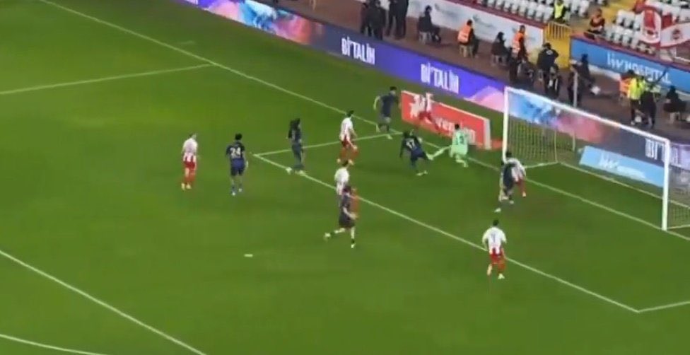 reelfener's tweet photo. Yiğit Efe kimdir , ne artısı varda A takıma yükselip forma şansı bulmuştur .

Tek başına 7 puanımıza etki eden bu çapsız bebeyi takımda görmek istemiyorum. https://t.co/fcowp4hzCq