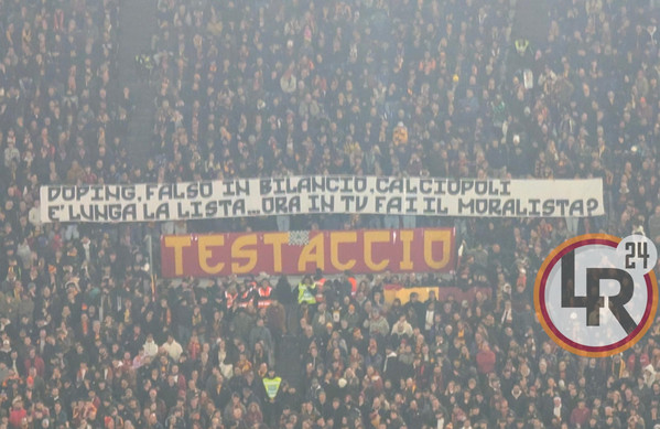🟡🔴 Roma-Juventus, striscione contro i bianconeri: "Doping, falso in bilancio e Calciopoli, è lunga la lista...". Poi la frecciatina a Chiellini: "Ora in tv fai il moralista" (FOTO)

▶️bit.ly/4bhWxrl

#AsRoma