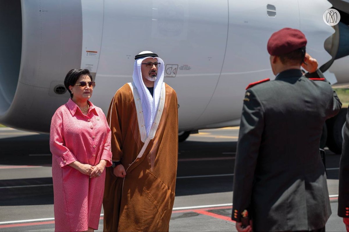 خالد بن محمد بن زايد، ولي عهد أبوظبي، يصل إلى العاصمة الإكوادورية كيتو في زيارة رسمية بدعوة من الرئيس دانيال نوبوا، في إطار حرص البلدين على تعزيز أواصر العلاقات الثنائية والارتقاء بمستوى الشراكة الاستراتيجية في مختلف المجالات ذات الاهتمام المشترك.

#مصدر_للأخبار