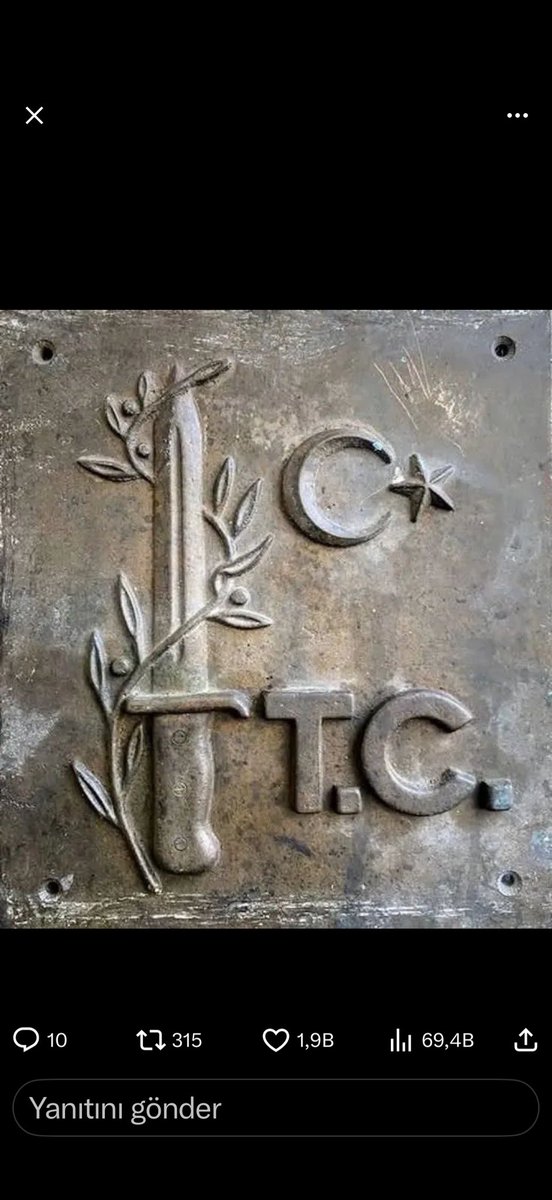 "Türk Hudut Levhası" (1928-1970)
Diyor ki: 
“Yurdumda sulhu bozarsan, cihanda sulhu bozarım”…