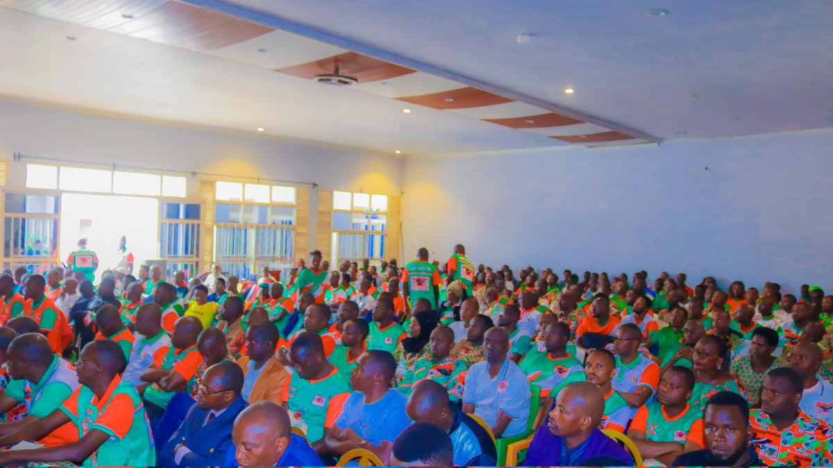 CnddFddButanyer's tweet photo. 4/4Uwutwar umuhari w'imbonerakure #Butanyerera #NZAMBIMANA_J_Claude arashim ko #Imbonerakure bijukiye bijukiy ibikorwa vy’iteramber,yavuz ko uwokora urudandazw rwo mu kinywabi niyafatwa atazihanganirwa,yibukij ko kubumbatir amahoro n’umutekano ar ivy bose n’abakorera Reta Barimwo https://t.co/x1PpiP8pKO