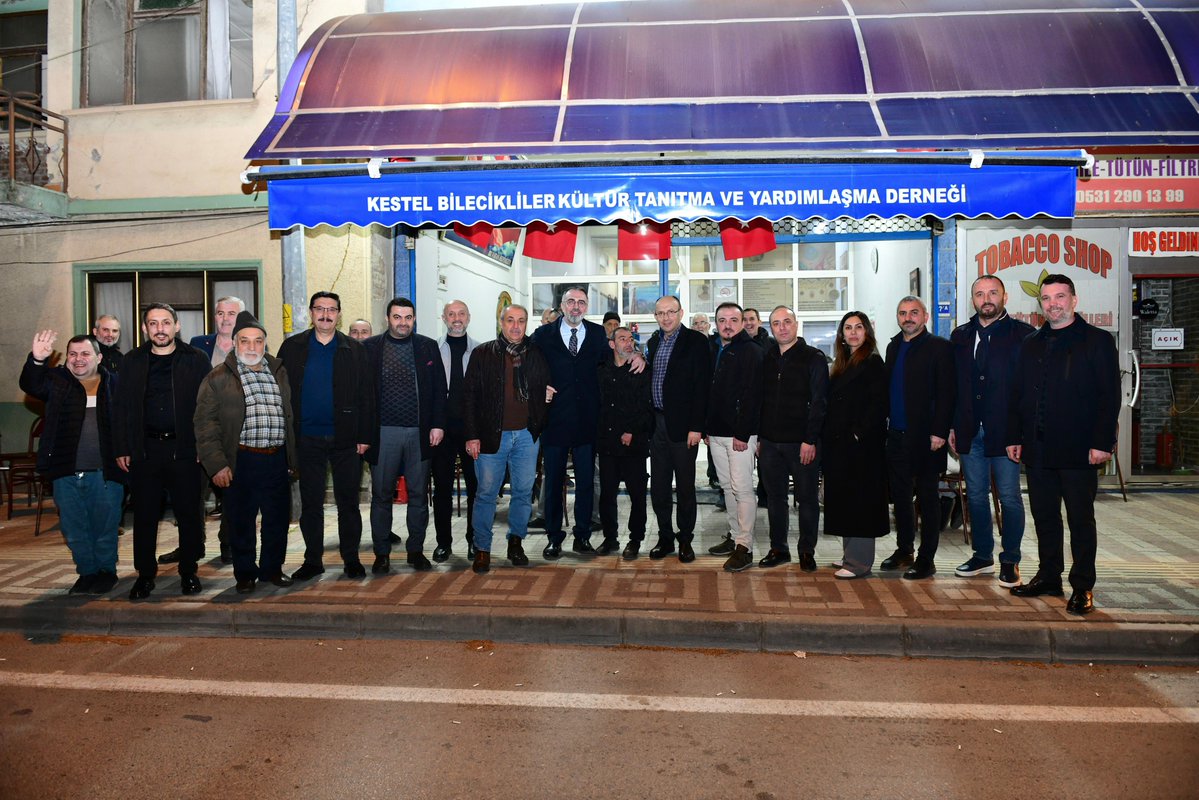 Ramazan akşamlarında yolumuz hep hemşehrilerimize çıkar.
Teravih sonrası, AK Parti Bursa Milletvekilimiz Mustafa Yavuz ile birlikte cami kahvesinde gönülden sohbet ettik.

Ardından Bilecikliler Derneği’ni ziyaret ederek bu güzel muhabbeti sürdürdük.

Kestel’de Ramazan, paylaşınca