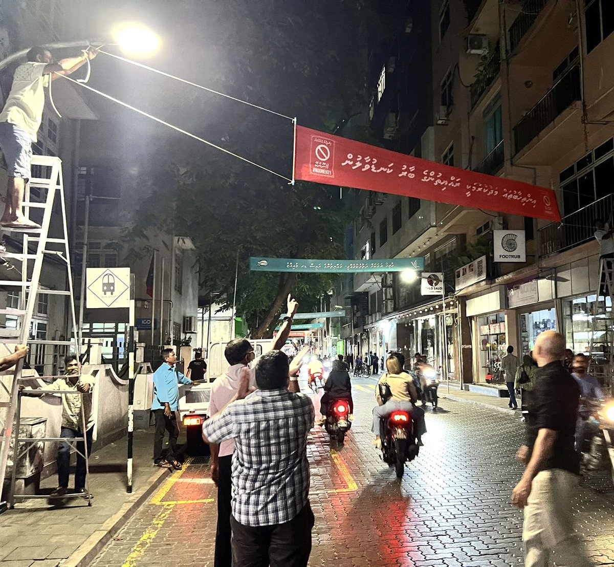 މިވަގުތުވެސް މަޖީދީމަގުގައި ބެނާ ދެމުން ކުރިއަށްދަނީ. އިންތިހާބު އެއްކުރުމަށް #Noonekey ބުނަމާ!