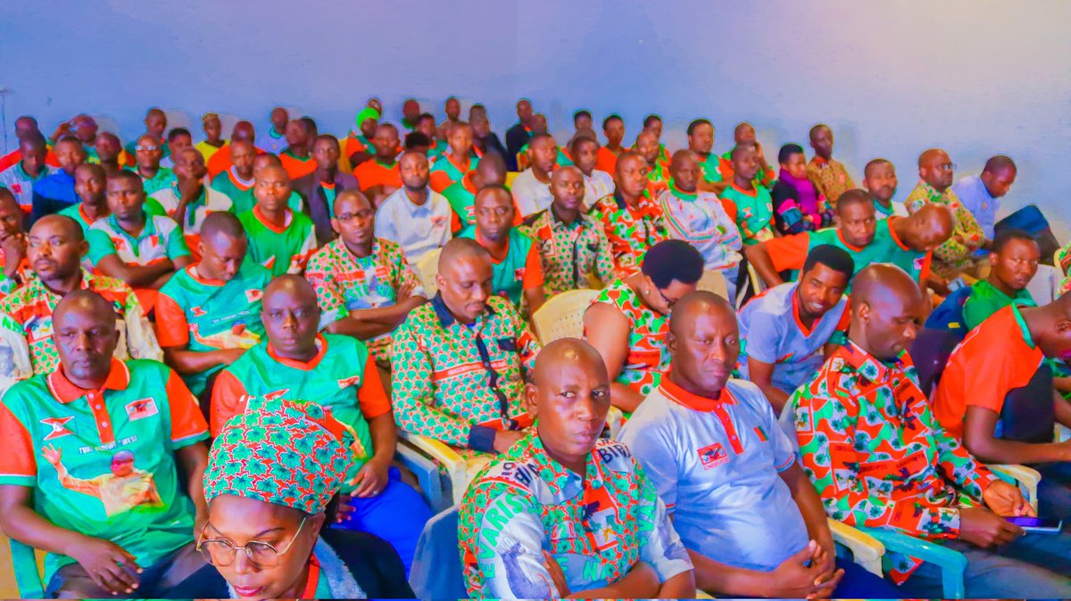 CnddFddButanyer's tweet photo. 3/4Musitanteri wa komine kirundo #Msc_IrNdikuriyo_Jean_Berchmans yasavy ko haba rusansuma kuva kuri we nyene gushika kuwutwara nyumbakumi mu kuraba ko indongozi zihimiriza gutera amavoka nabo barayateye,agasaba umwe wese gukora neza akazi ajejw hagakorwa vyish amajambo akaba make https://t.co/Ep41C8ky7k