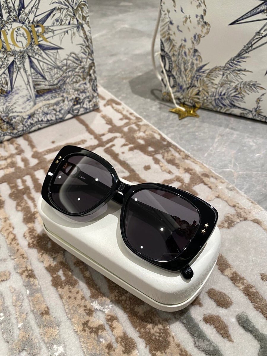 daisy_daisy3487's tweet photo. Be it the sun or jealousy — dark glasses are enough to block both. https://t.co/pa4cF3ieBh