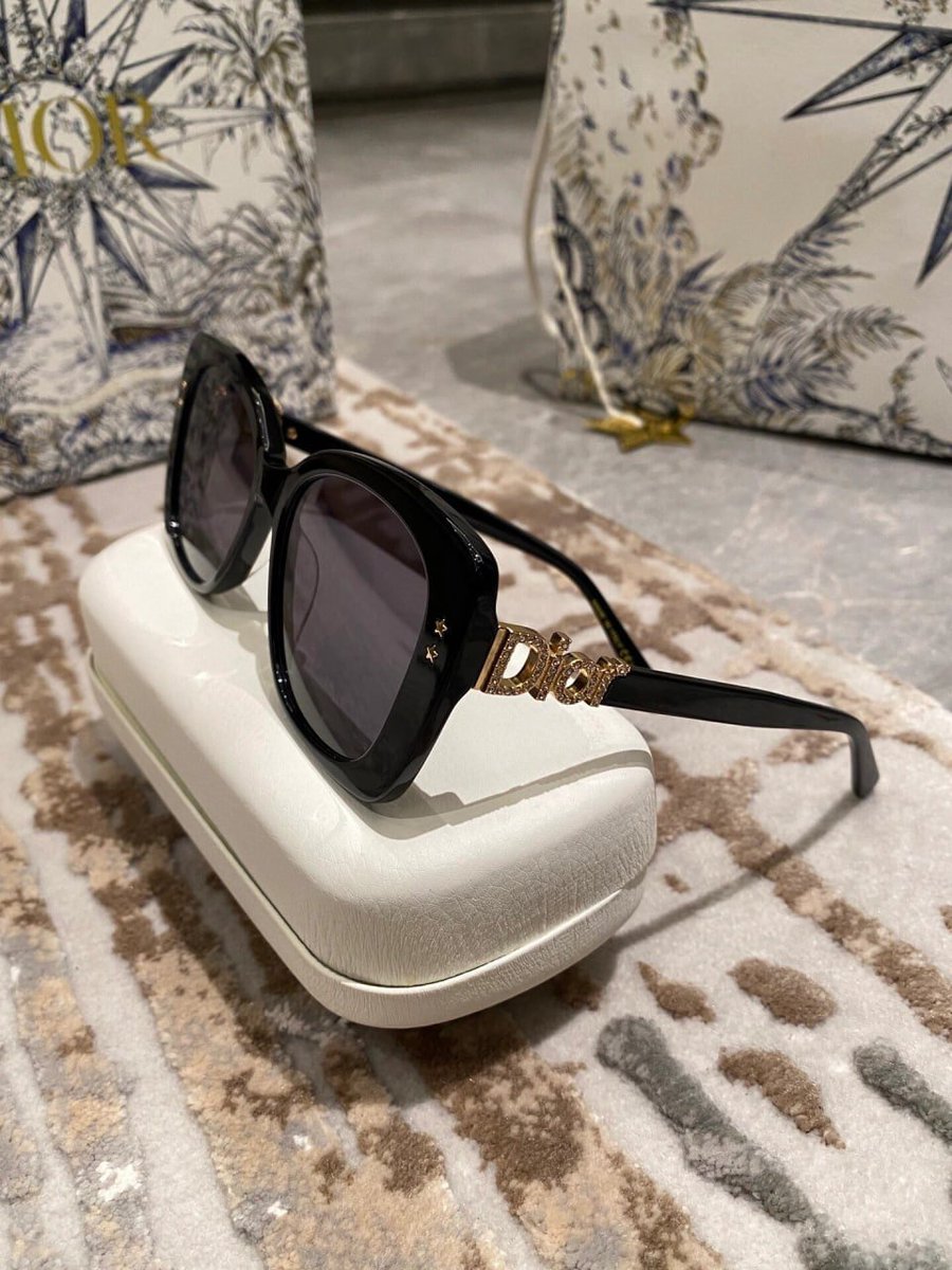 daisy_daisy3487's tweet photo. Be it the sun or jealousy — dark glasses are enough to block both. https://t.co/pa4cF3ieBh