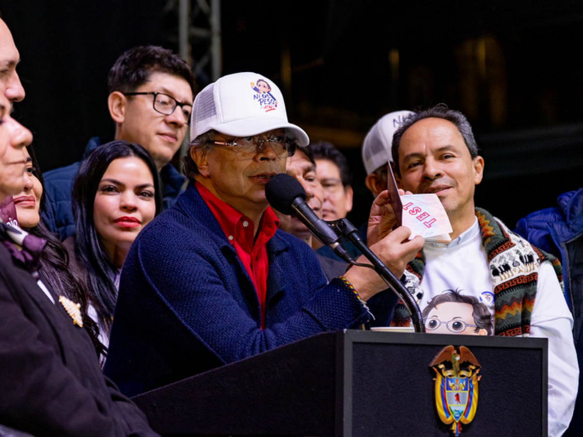 La economía se volvió caballo de batalla electoral de Petro.  Desempleo en mínimos históricos y consumo al alza son sus banderas.  Pero economistas advierten: el crecimiento es mediocre, está financiado con deuda y tiene riesgos estructurales serios.  Va 🧵