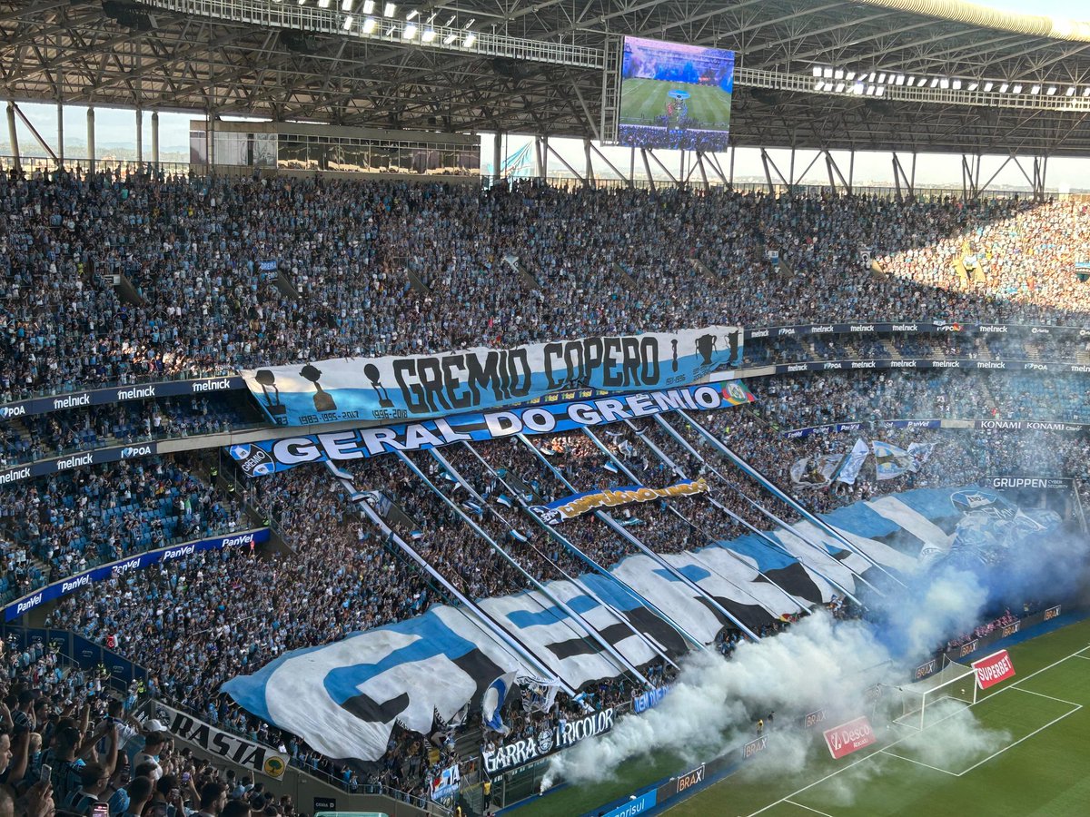 rdimortal's tweet photo. 🇪🇪 FESTA DA GERAL!

Sobe o bandeirão da Geral do Grêmio antes do Clássico GREnal. https://t.co/mkyKdaI5g1