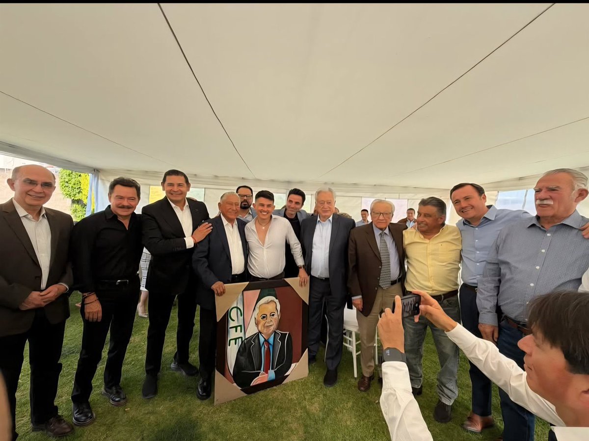 Palillo191's tweet photo. Fiesta de #Prinosaurios todos con chalequito guinda
¿Para esto Luchaste morenito?
Eres un pobre animal con puesto de migaja
Velos bien, estos priístas son los dueños del changarro llamado @PartidoMorenaMx y tú su lacayo y besa 🥚🥚
¡¡Gracias @Claudiashein @mario_delgado @CitlaHM @LuisaAlcalde @amlopezbeltran @fisgonmonero @Navegaciones Gracias!!
El verdadero @PRI_Nacional mas vivo que nunca