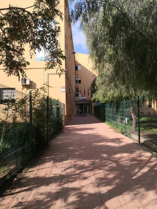 JeGiGa's tweet photo. Mi instituto, el @IESElcanoCT se cae a pedazos desde hace años porque a @LopezMirasF se la resbala y @NoeliaArroyoHer no va a hacer nada si no la avergonzamos.

Aquí dejo el mensaje que han enviado hoy a la comunidad educativa del centro. https://t.co/6j1JHRtgSk