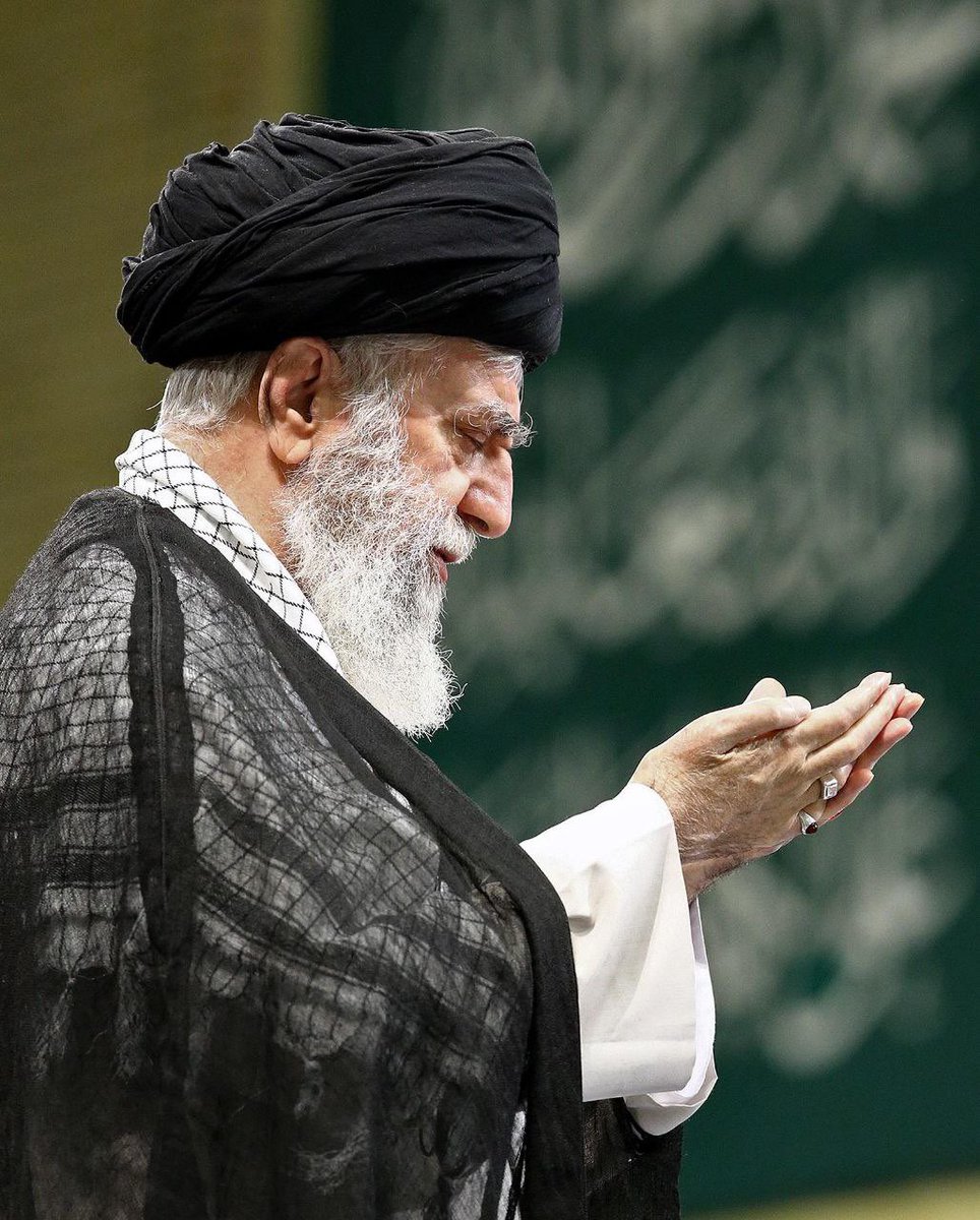 في رثاء سماحة السيد #علي_خامنئي المرشد الأعلى للجمهورية الإسلامية الإيرانية رحمه الله 

إلى الملأ الأعلى علا المرشد الأعلى
كما الصبح من بين الدجى المعتم انسلا

عليا أبيا حلق المجد حوله
مضى لجنان الخلد بالدم مبتلا

شريفا نظيفا حاصر الغدر روحه
كغيم همى وانزاح لا يعبر الوحلا

شهيدا