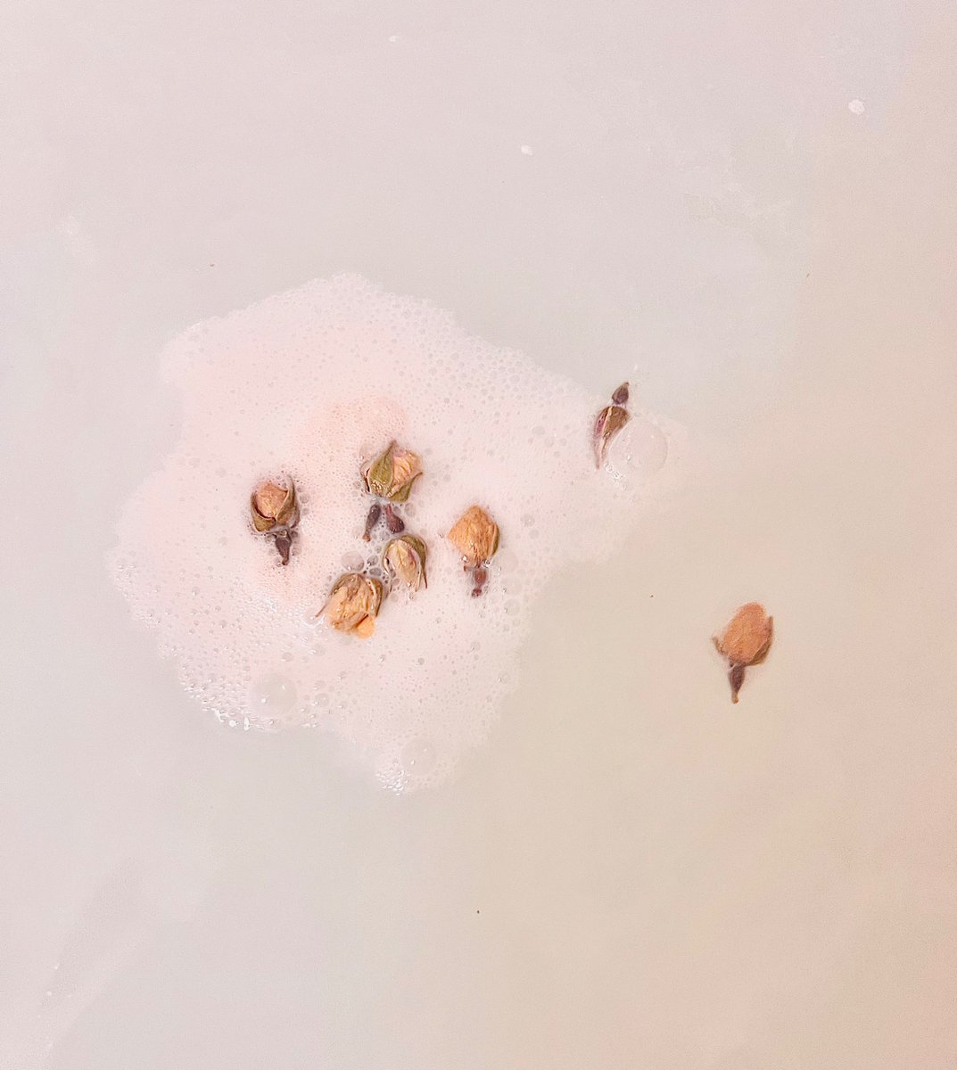 Bath bomb with roses