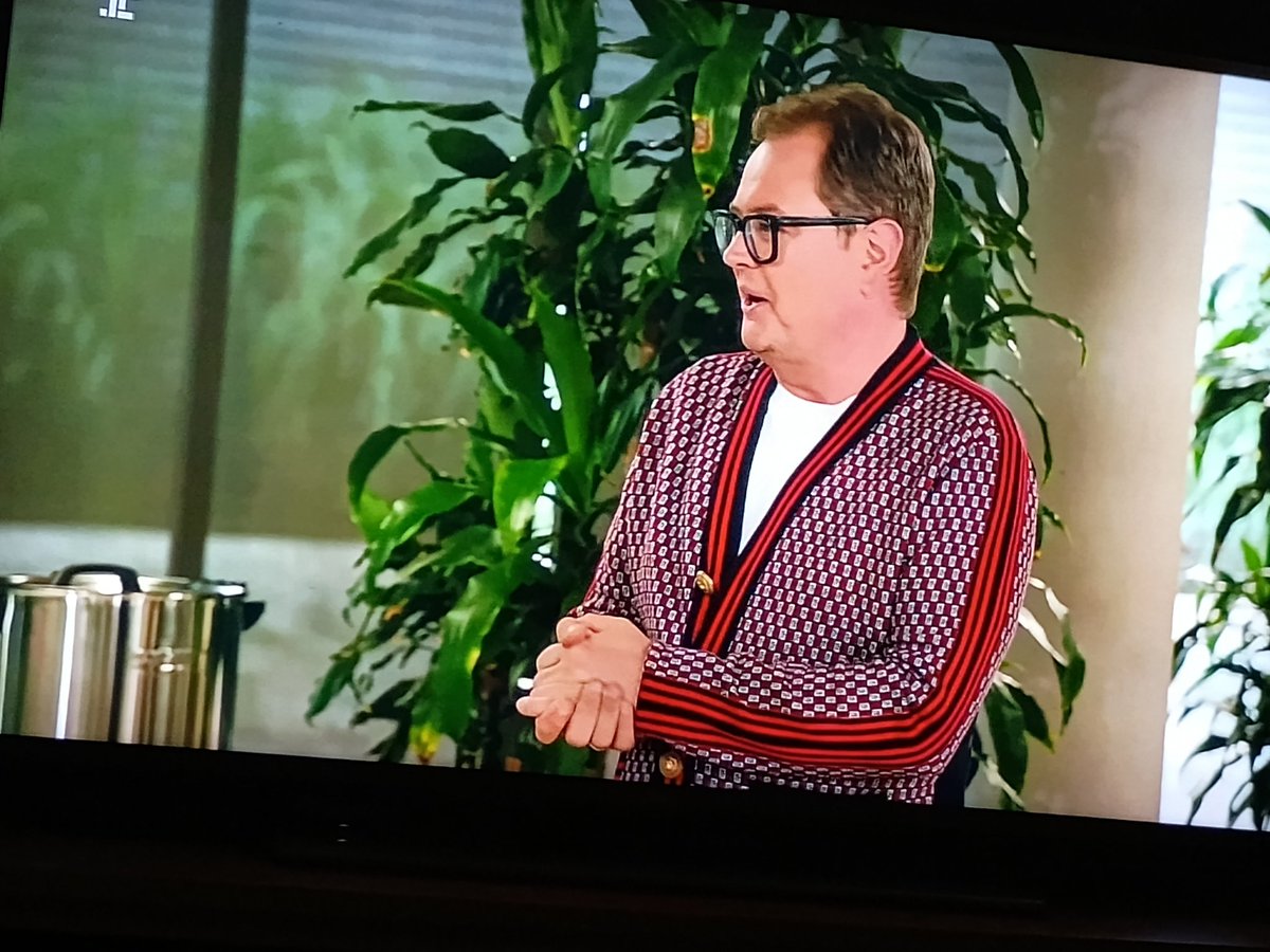 MattZeeMiller's tweet photo. #SecretGeniusC4 #SecretGenius
great to have Alan Carr back on TV after traitors success ๐ can't believe it's final already!!!!
Works well with Susie dent in this show it's a fun reality quiz showโญ has a feel of being a fun version of ITV's failed genius Game from 2025 and some classic krypton factor feel added ๐