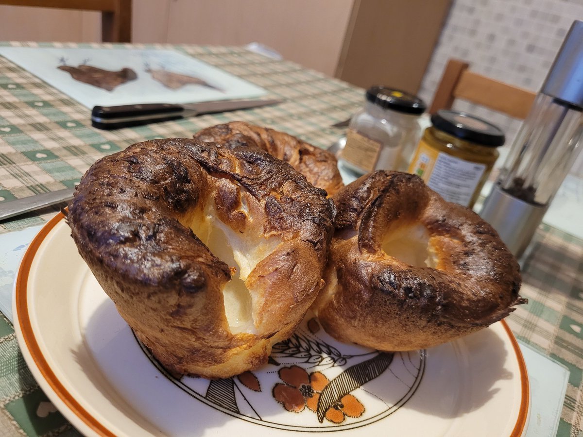 BlokeFromCas's tweet photo. Ooh, look at the size of my puddings!
#YorkshirePudding #SundayDinner https://t.co/5QMqqNTORr